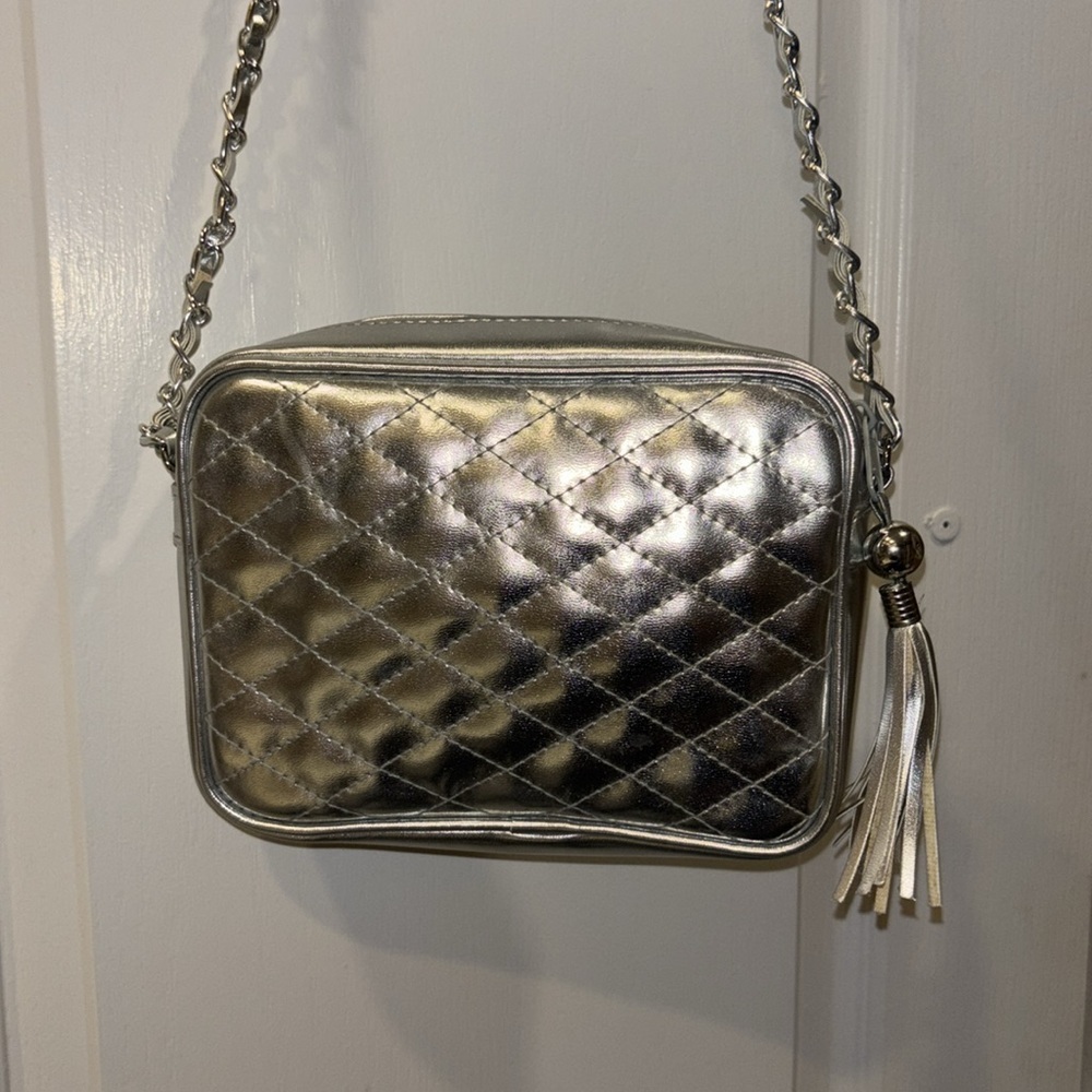 CHATEAU BRAND SILVER QUILTED CROSSBODY BAG WITH TASSEL
SILVER CHAIN STRAP - Picture 4 of 9